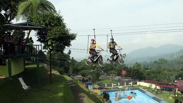 Sepeda gantung menjadi favorit turis Baturraden di tahun 2017. (Foto: Liputan6.com/Polres Cilacap/Muhamad Ridlo)