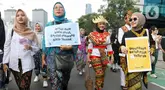 Puluhan perempuan memakai pakaian adat nusantara saat Hari Bebas Kendaraan Bermotor (HBKB) atau Car Free Day (CFD) di kawasan Bundaran Hotel Indonesia, Jakarta, Minggu (20/4/2025). (Liputan6.com/Herman Zakharia)