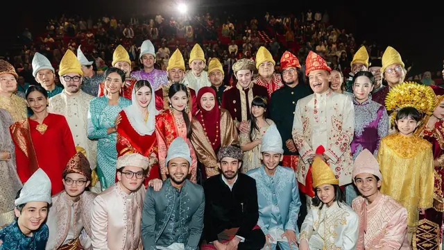 6 Potret Gala Premiere Film Buya Hamka, Vino Bertemu Putri Tertua Sang Ulama