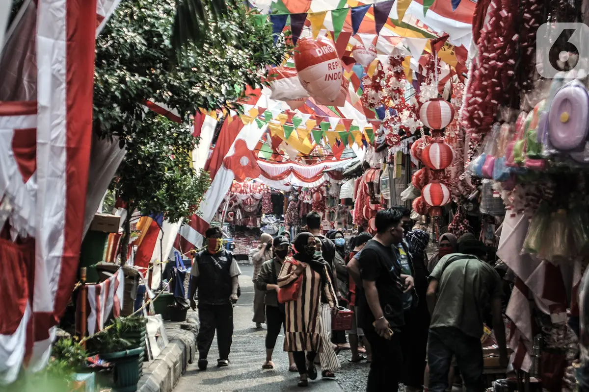 Pernak-pernik Merah Putih Hari Kemerdekaan di Pasar Jatinegara