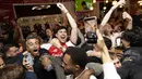 Para penggemar Arsenal merayakan kemenangan tim mereka di Liga Primer Inggris, dari dalam pub Tollington Arms dekat Stadion Emirates, London, Inggris, pada 19 Mei 2026. (Brook Mitchell/AFP)