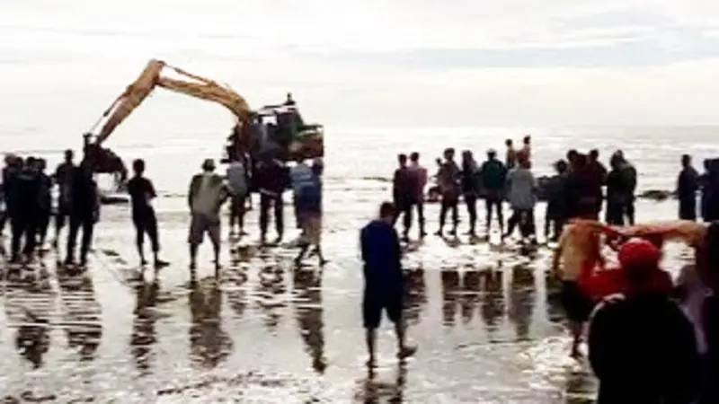 Heboh Harta Karun Gaib Tepi Pantai, Warga Kerahkan Alat Berat