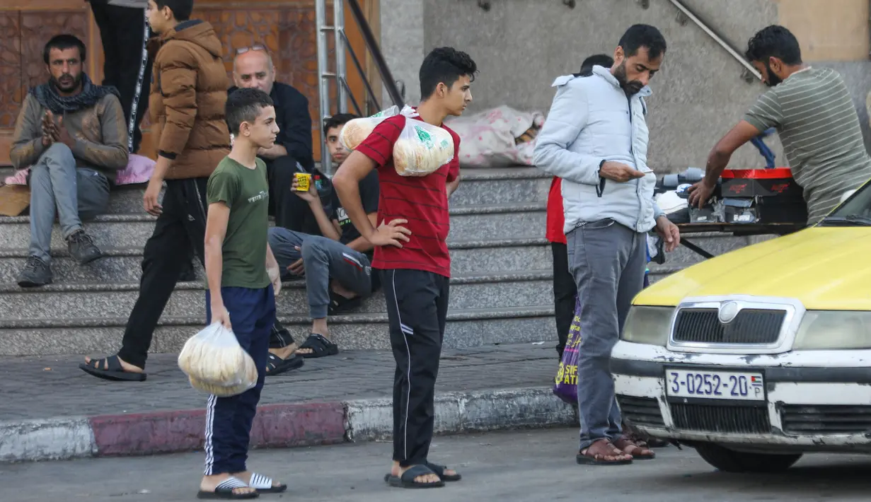 Warga Palestina antre membeli roti di Kota Gaza, pada 16 Oktober 2023. (Dawood NEMER/AFP)