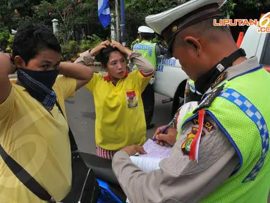 [FOTO] Tak Sesuai Aturan, Polisi Tertibkan Peserta Kampanye