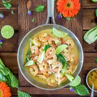 Sesekali sajikan menu spesial untuk makan malam bersama pasangan. Resep udang masak bumbu kari bisa jadi pilihan tepat. (Foto: unsplash/Dana DeVolk)