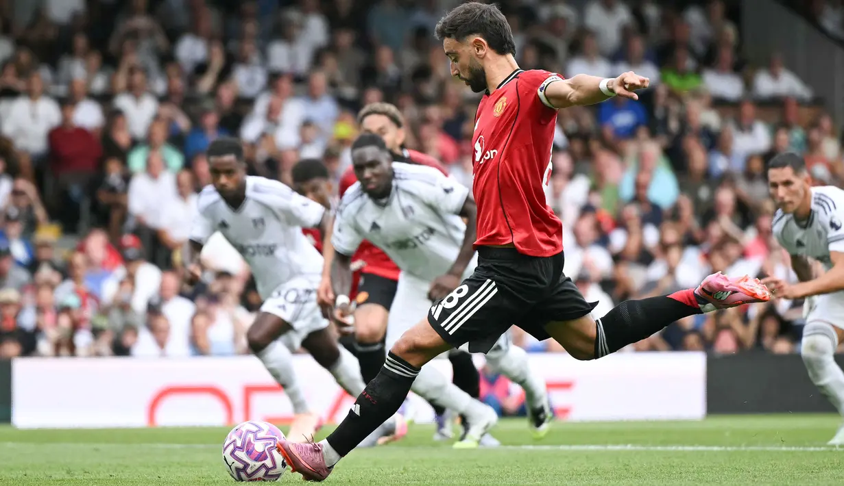 Pemain Manchester United, Bruno Fernandes, melepaskan tendangan penalti ke gawang Fulham dalam laga pekan ke-2 Premier League 2025/2026 di Craven Cottage, Minggu (24/8/2025) malam WIB. (AFP/Justin Tallis)