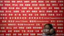 Seorang gadis mengenakan masker berjalan melalui lobi Museum Seni Nasional China di Beijing, Rabu (1/2/2023). Pengunjung terus berduyun-duyun ke museum, situs bersejarah, dan tempat wisata di ibu kota China saat periode liburan Tahun Baru Imlek berakhir. (AP Photo/Mark Schiefelbein)