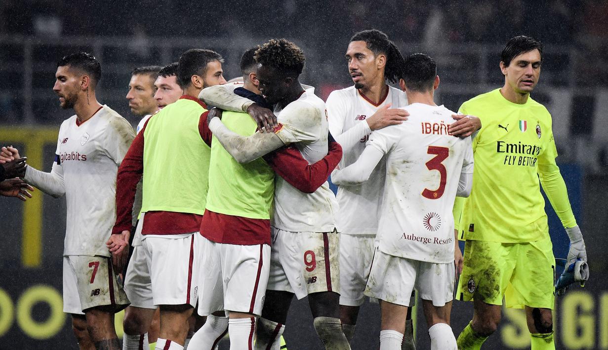 <p>Hasil tersebut membuat AS Roma menduduki peringkat keenam klasemen Liga Italia 2022/2023 dengan raihan 31 poin. Sementara itu, AC Milan tertahan di posisi ketiga dengan poin 37. (AFP/Filippo Monteforte)</p>