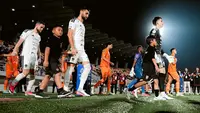 Nadeo Argawinata (jersey hitam) menjalani debut untuk Persija Jakarta dengan menghadapi mantan klubnya, Borneo FC Samarinda dalam laga pekan pertama BRI Super League 2026/2027 di Stadion Segiri, Samarinda, Sabtu (5/9/2026). (Bola.com/Hery Kurniawan)