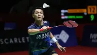 Dua tunggal putra Indonesia yang bertanding pada hari kedua Kejuaraan Bulu Tangkis Indonesia Open 2023, Rabu (14/6/2023) di Istora Senayan, Jakarta, bernasib berbeda. Masih memainkan babak 32 besar, Chico Aura Dwi Wardoyo dipastikan tersingkir setelah takluk dari wakil Singapura, Loh Kean Yew. Sementara Jonatan Christie justru melaju ke babak 16 besar setelah menumbangkan tunggal putra Jepang, Kanta Tsuneyama. Satu wakil tuan rumah lainnya, Anthony Sinisuka Ginting baru akan bermain malam nanti. (Bola.com/Bagaskara Lazuardi)