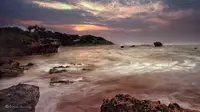 Keindahan foto Pantai Sayang Heulang, Cikelet, Garut, Jawa Barat sukses nangkring menjadi salah satu Photo of The Year (POTY) di ajang Photo World International, yang berbasis di Iran. (Liputan6.com/Jayadi Supriadin)