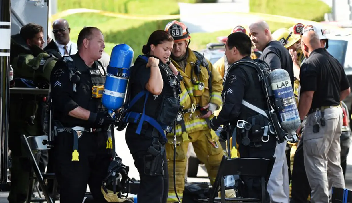 Personel LAPD Hazmat dan Bomb Squads  mempersiapkan diri untuk menyelidiki sebuah paket mencurigakan yang ditemukan di ruang surat di kantor Deutsche Bank di Los Angeles, California, Rabu (19/8/2015). (AFP/MARK RALSTON)