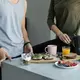 Dehidrasi ringan sering kali menyamar menjadi rasa lapar yang sangat meyakinkan, membuat kita merasa lesu dan sulit berkonsentrasi. [Dok/Pexels.com/Ba Tik].
