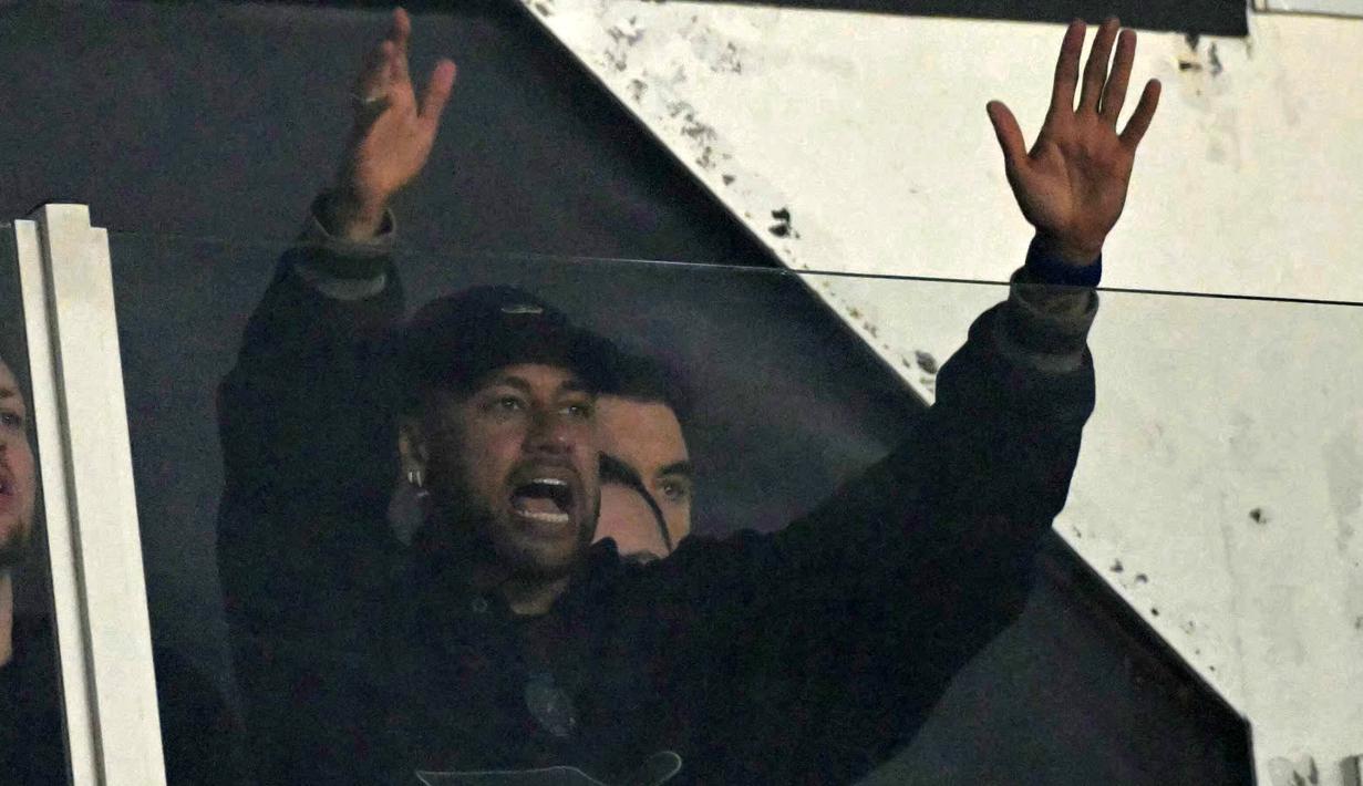 Kepala Tim Medis Santos, Rodrigo Zogaib, mengonfirmasi bahwa Neymar mengalami masalah pada kakinya yang menyebabkan pembengkakan pada betis kanannya. (AFP/Nelson Almeida)