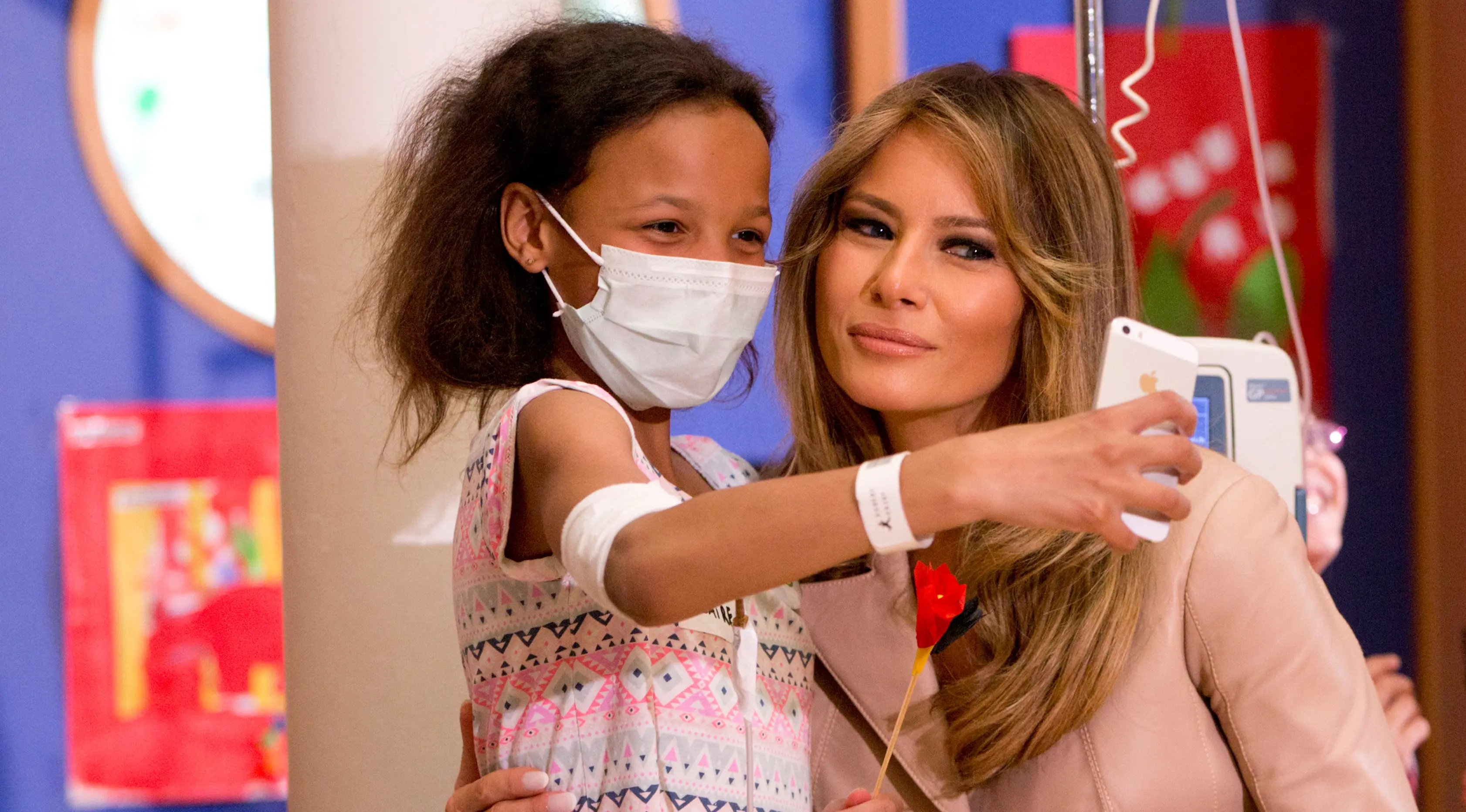 Seorang anak kecil mengajak foto bersama dengan ibu negara Amerika Serikat, Melania Trump saat berkunjung ke Rumah Sakit Anak-anak, Queen Fabiola di Brussels, Belgia, 25 Mei 2017. (AP Photo/Virginia Mayo)
