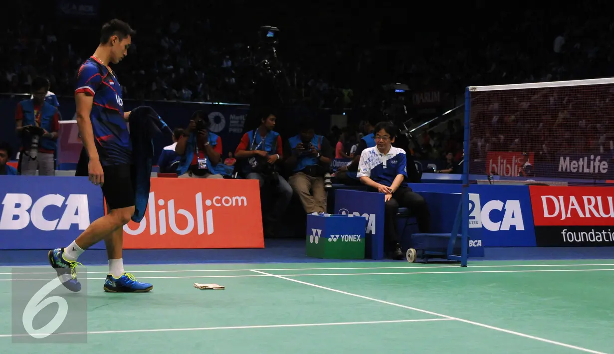 Pebulutangkis tunggal putra Indonesia, Jonatan Christie melihat ke lantai saat laga melawan pemain Taiwan, Hsu Jen Hao di babak penyisihan BCA Indonesia Open 2016, Istora Senayan Jakarta, Rabu (1/6/2016). (Liputan6.com/Helmi Fithriansyah)