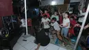 Sejumlah warga merayakan gol yang dicetak oleh Ole Romeny ke gawang Bahrain dalam pertandingan Grup C putaran ketiga Kualifikasi Piala Dunia 2026 zona Asia di kawasan Menteng Jaya, Jakarta, Selasa (25/5/2025). (Bola.com/M Iqbal Ichsan)