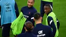 Penyerang Prancis, Christopher Nkunku (tengah) dan Fance Moussa Diaby menghadiri sesi latihan di Stadion Velodrome di Marseille, Prancis selatan (24/3/2022). Prancis akan bertanding melawan Pantai Gading pada pertandingan persahabatan. (AFP/Franck Fife)