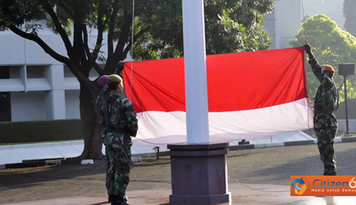Citizen6, Cilangkap: Asisten Teritorial (Aster) Panglima TNI Mayjen TNI S. Widjonarko menjadi irup dalam upacara bendera tujuh belasan di Lapangan Upacara Mabes TNI Cilangkap, Jakarta Timur, Senin (21/5). (Pengirim: Badarudin Bakri)