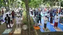 Warga melaksanakan salat Jumat berjemaah di Masjid Raya Cinere, Depok, Jumat (5/6/2020). Umat muslim di sejumlah wilayah Jabodetabek menunaikan salat Jumat perdana dengan menerapkan protokol pencegahan COVID-19 setelah dua bulan kegiatan ibadah di masjid ditiadakan. (merdeka.com/Arie Basuki)