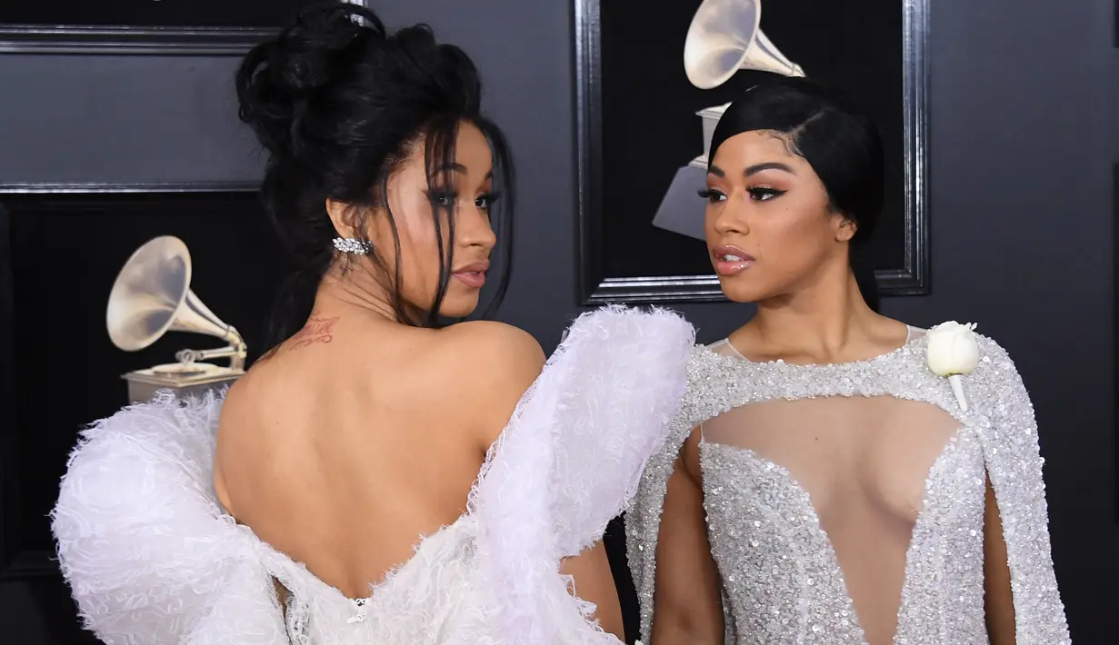 Cardi B dan Hennessy Carolina berpose untuk difoto saat menghadiri Grammy Awards ke-60 di Madison Square Garden, New York (28/1). (AFP/Angela Weiss)