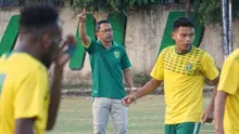 Aji Santoso memimpin latihan Persebaya di Lapangan Polda Jatim, Surabaya, Kamis sore (31/10/2019). (Bola.com/Aditya Wany)