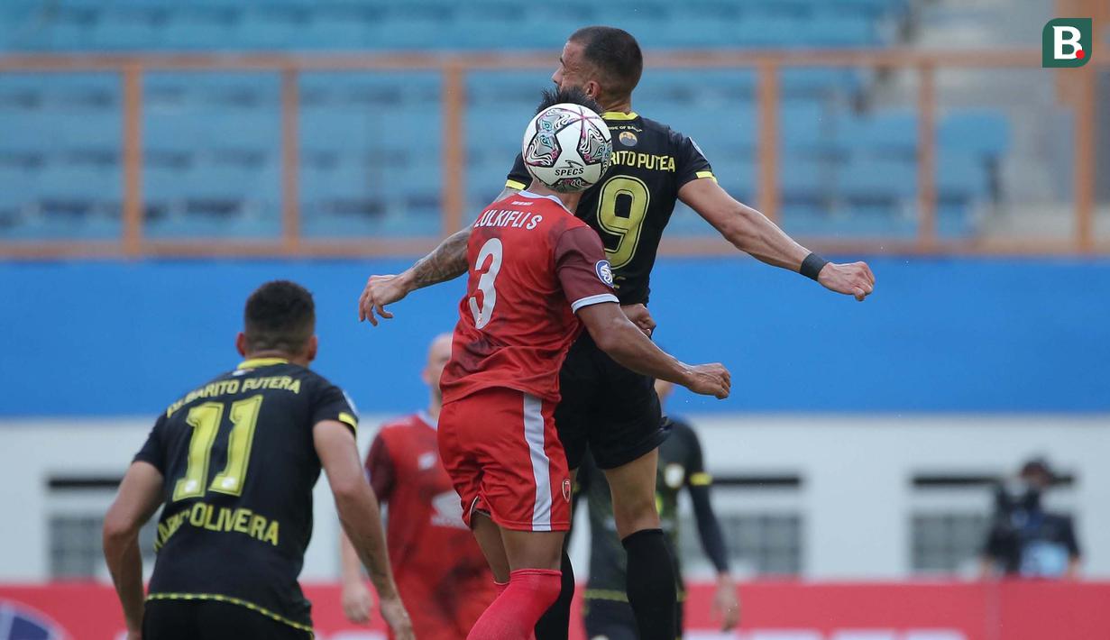 Pemain Barito Putera, Aleksandar Rakic (belakang) berduel udara dengan pemain PSM Makassar, Zulkifli Syukur dalam laga pekan ke-5 BRI Liga 1 2021/2022 di Stadion Wibawa Mukti, Cikarang, Senin (27/9/2021). Barito Putera menang 2-0. (Bola.com/Ikhwan Yanuar)