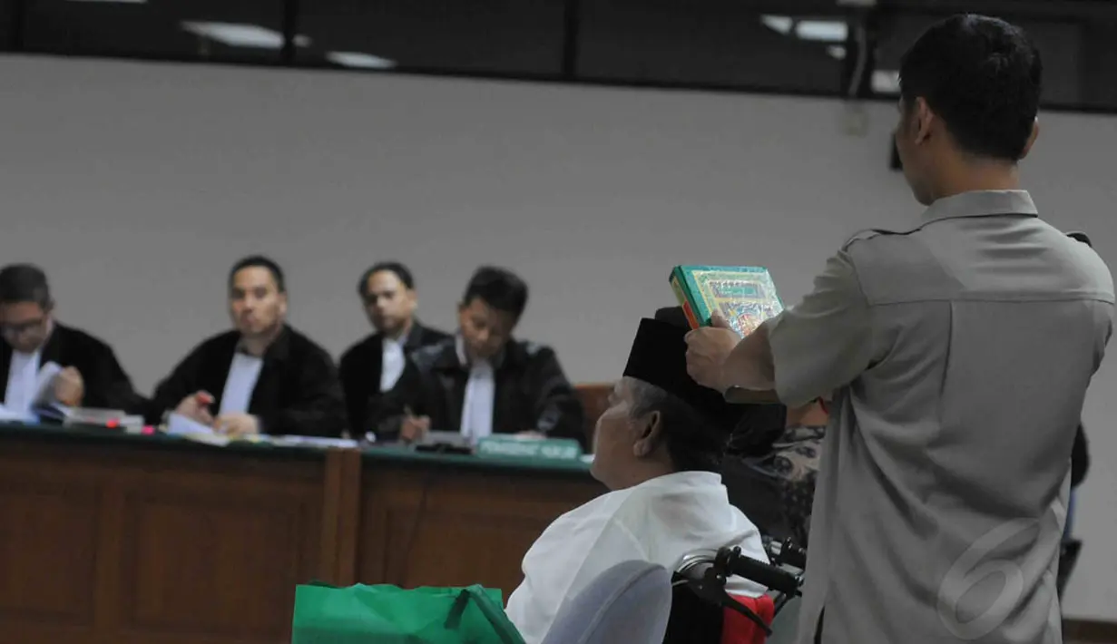 Sebelum bersaksi dalam sidang lanjutan kasus Hambalang, mertua Anas Urbaningrum diambil sumpah Alquran, Jakarta, (28/8/14). (Liputamn6.com/Herman Zakharia)