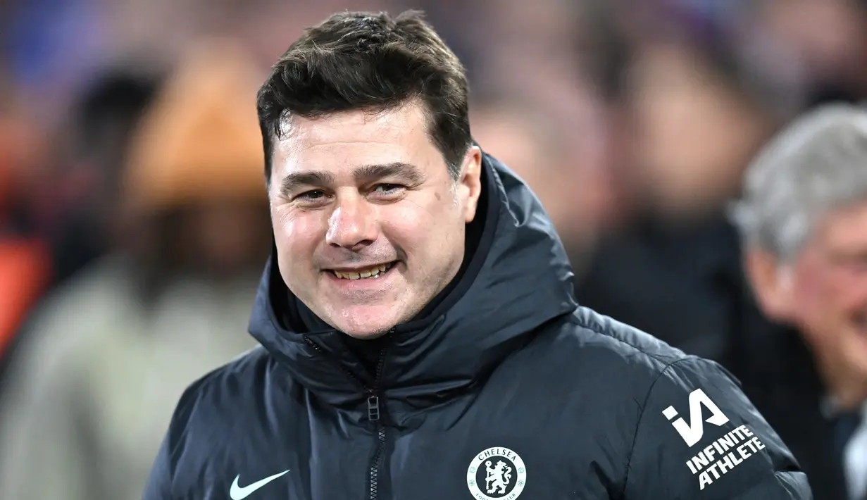 Pelatih Chelsea, Mauricio Pochettino, tersenyum setelah anak asuhnya berhasil mengalahkan Crystal Palace pada laga Liga Inggris di Stadion Selhurst Park, London, Selasa (13/2/2024). Kemenangan ini krusial bagi Chelsea untuk memutus tren negatif dua kekalahan beruntun di Liga Inggris. (AFP/Glyn Kirk)