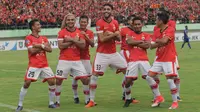 Para pemain Persija Jakarta merayakan gol yang dicetak Bruno Lopes ke gawang Persib Bandung pada laga Liga 1 Indonesia di Stadion Manahan, Solo, Jumat (3/11/2017). Persija menang 1-0 atas Persib. (Bola.com/Ronald Seger)