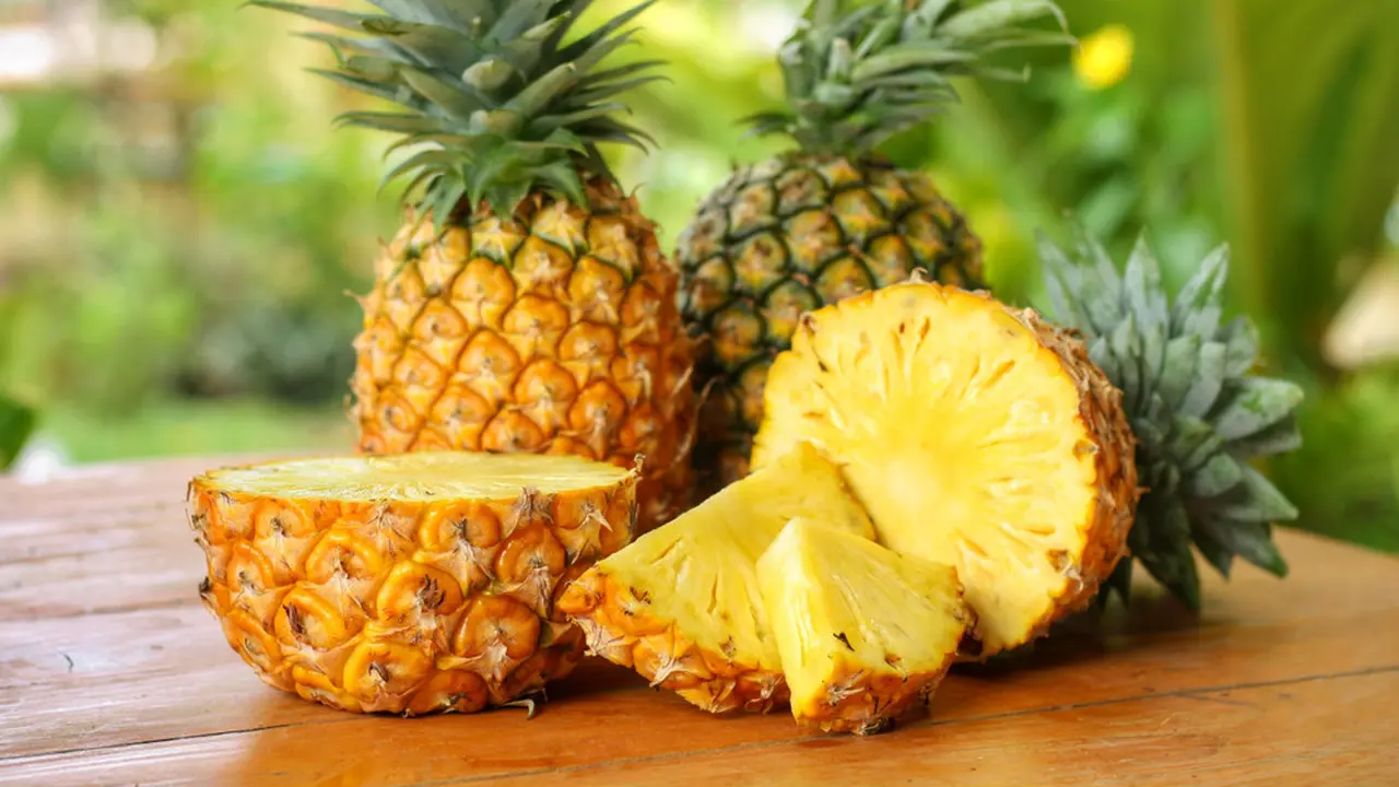 buah nanas segar kuning kupas