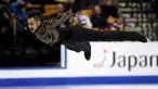 Atlet Ice skating Italia, Ivan Righini saat melakukan gerakan ekstrem di Turnamen Ice Skating dunia  ISU World Figure Skating Championships pada kategori pria, Boston , Massachusetts , Amerika Serikat, (30/3). (REUTERS / Brian Snyder)