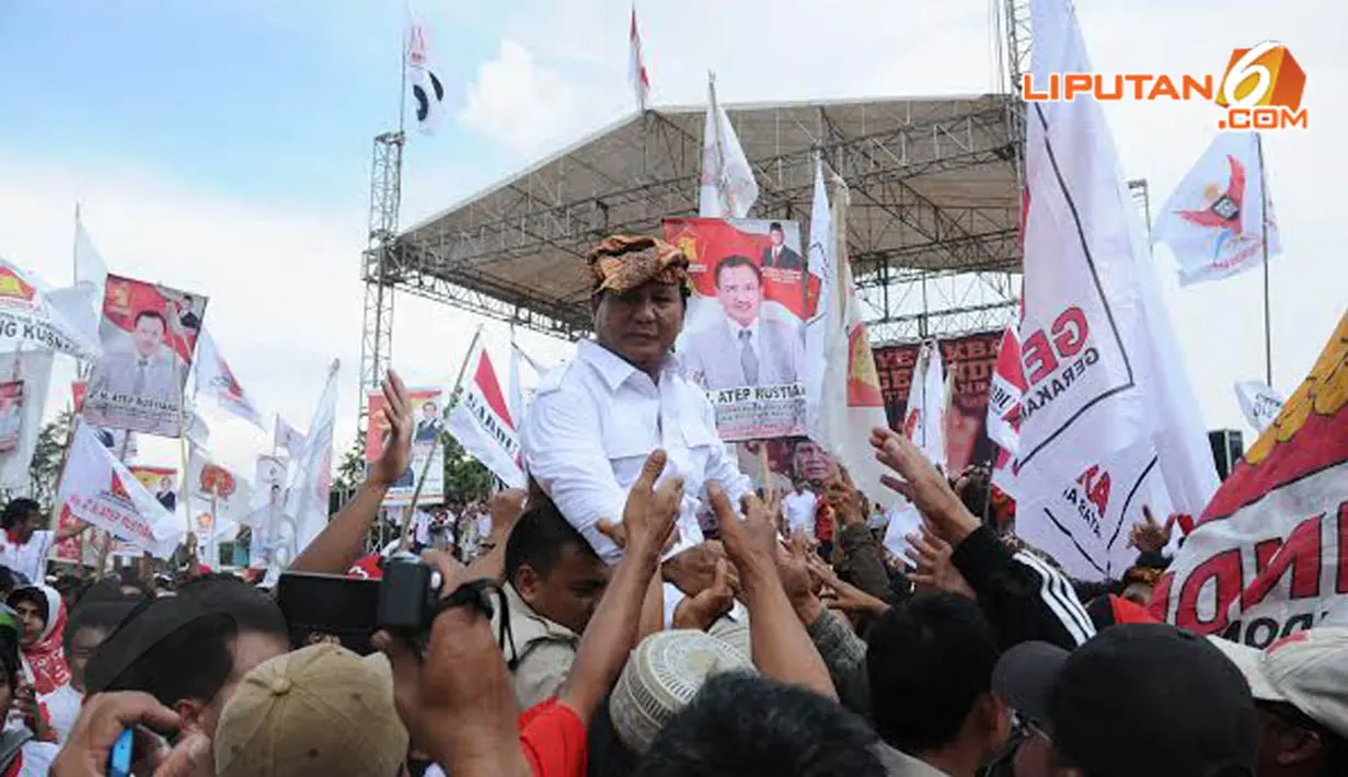 Usai menyampaikan orasi politiknya Prabowo Subianto langsung dibopong oleh para pendukungnya (Liputan6.com/Helmi Fithriansyah) 