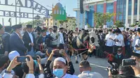Gubernur DKI Jakarta Anies Baswedan menyerahkan sapi seberat 1,2 ton ke panitia kurban di JIS. (Liputan6.com/Winda Nelfira)