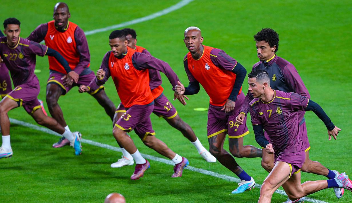 Pemain Al-Nassr, Cristiano Ronaldo, saat sesi latihan jelang menghadapi Al-Adalah pada laga Liga Arab Saudi. (Twitter Al-Nassr )