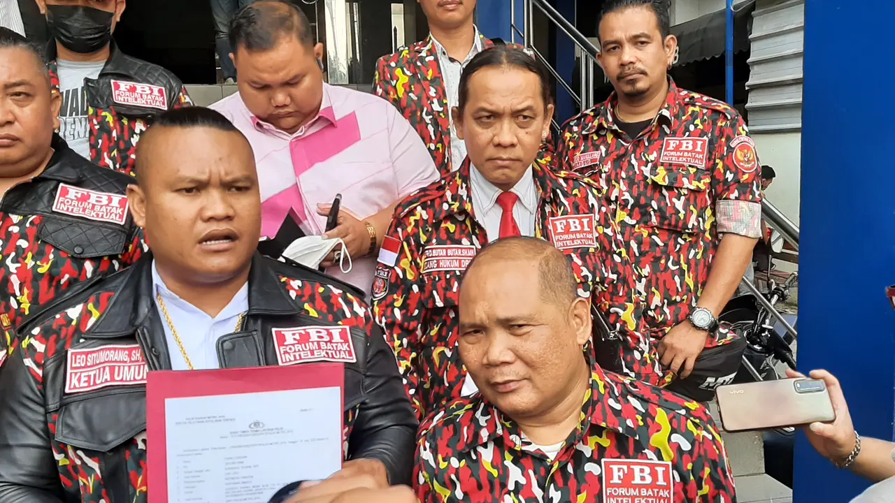 Sekelompok orang yang tergabung dalam Forum Batak Intelektual (FBI) melaporkan Holywings ke Polda Metro Jaya atas dugaan penistaan agama. (Liputan6.com/Ady Anugrahadi)