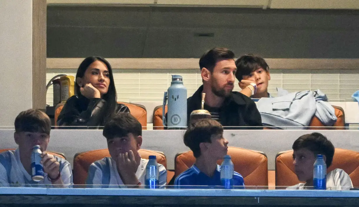 La Pulga ditemani oleh sang istri, Antonella Roccuzzo bersama anaknya. (AFP/Chandan Khanna)