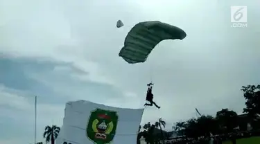 Seorang prajurit di Palopo, Sulawesi Selatan melamar kekasihnya usai terjun payung. Adegan romantis tersebut disaksikan ribuan pasang mata.

