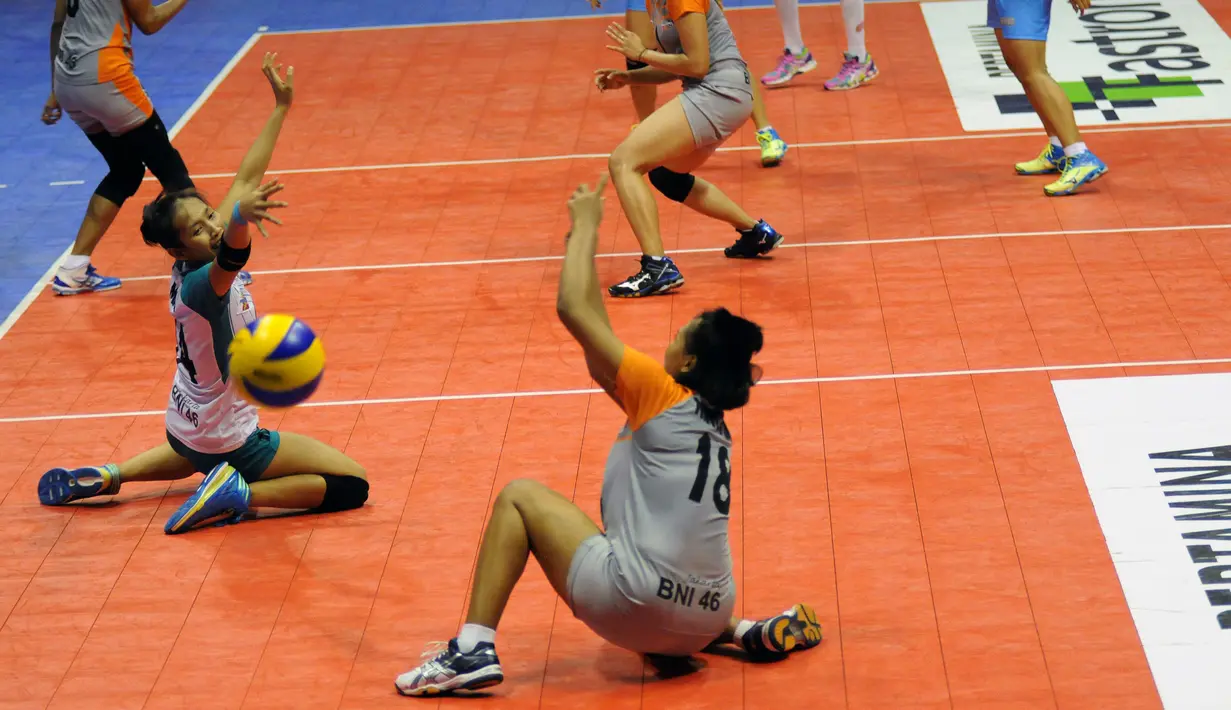 Dua pevoli putri Jakarta BNI 46 terjatuh saat laga melawan Jakarta PGN Popsivo di putaran kedua Pertamina Proliga 2015 di Hall A Senayan, Jakarta, Minggu (21/3/2015). Jakarta PGN Popsivo unggul 3-0 atas Jakarta BNI 46. (Liputan6.com/Helmi Fithriansyah)