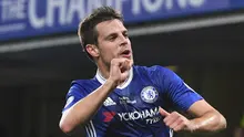 Bek Chelsea, Cesar Azpilicueta, merayakan gol yang dicetaknya ke gawang Watford pada laga Premier League di Stadion Stamford Bridge, London, Senin (15/5/2017). (EPA/Facundo Arrizabalaga)
