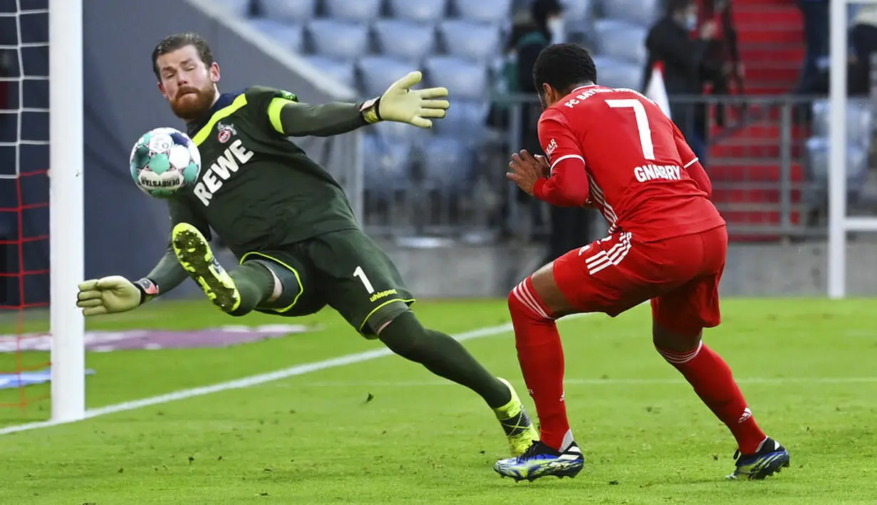 Striker Bayern Munchen, Serge Gnabry, mencetak gol ke gawang FC Koln pada laga Bundesliga di Stadion Allianz, Minggu (27/2/2021). Bayern menang dengan skor 5-1. (Sven Hoppe/dpa via AP)