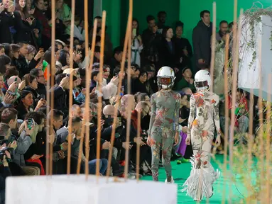 Model berjalan di atas catwalk mengenakan rancangan koleksi Fall/Winter 2019 dari brand Off-White pada Paris Fashion Week, Rabu (16/1). Dalam perhelatan itu, sejumlah model mengenakan helm futbol, saat melenggang di catwalk. (AP/Michel Euler)