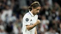 Gelandang Real Madrid, Luka Modric melakukan selebrasi setelah mencetak gol pertama timnya ke gawang Celtic pada pertandingan lanjutan Grup F Liga Champions di stadion Santiago Bernabeu di Madrid, Spanyol, Kamis (3/11/2022). Real Madrid menang telak atas Celtic dengan skor 5-1. (AP Photo/Manu Fernandez)