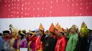 Para peserta upacara mengenakan pakaian adat berbagai daerah pada peringatan HUT ke-45 Korps Pegawai Republik Indonesia (Korpri) di Silang Monas, Jakarta, Selasa (29/11). Presiden Jokowi bertindak menjadi Inspektur Upacara. (Liputan6.com/Faizal Fanani)