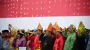 Para peserta upacara mengenakan pakaian adat berbagai daerah pada peringatan HUT ke-45 Korps Pegawai Republik Indonesia (Korpri) di Silang Monas, Jakarta, Selasa (29/11). Presiden Jokowi bertindak menjadi Inspektur Upacara. (Liputan6.com/Faizal Fanani)