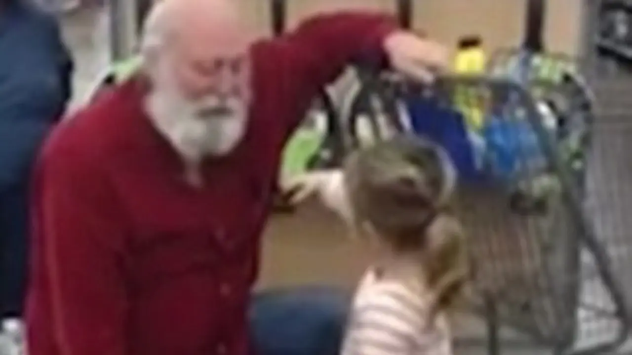 Disangka Santa Claus, Pria Ini Beri Tanggapan Mengharukan