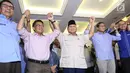 Capres nomor urut 02 Prabowo Subianto (tengah) berjabat tangan dengan cawapres Sandiaga Uno dan koalisi Adil Makmur usai memberi ketarangan terkait hasil putusan sidang Mahkamah Konstitusi (MK) di Jakarta, Kamis (27/6/2019). (Liputan6.com/Angga Yuniar)