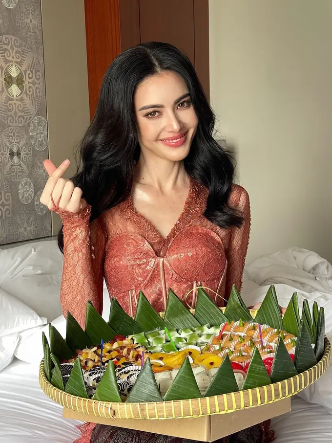 6 Gaya Melokal Aktris Thailand Davika Hoorne Pakai Kebaya sambil Makan Jajanan Pasar saat Tiba di Jakarta