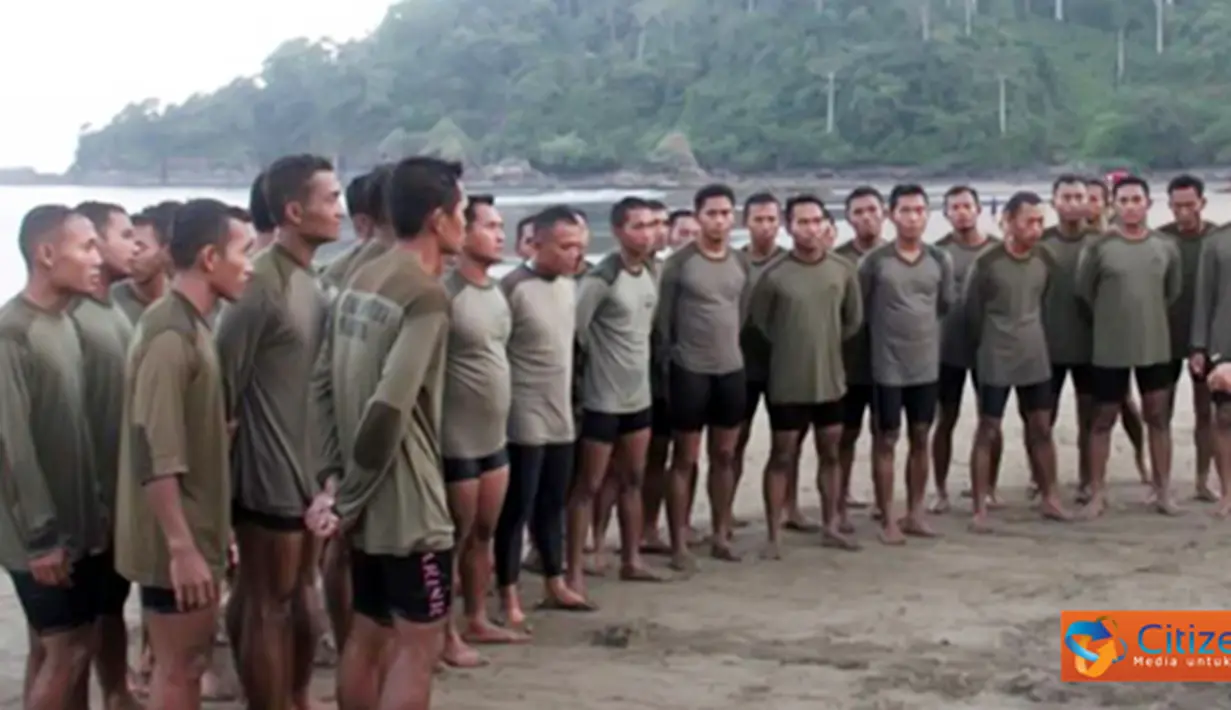 Citizen6, Banyuwangi Selatan: Komandan Pasmar-1 Brigadir Jenderal TNI (Mar) Tommy Basari Natanegara meninjau latihan TW.II TA.2012 Yontaifib-1 Mar di Pantai Rajegwesi Banyuwangi Selatan, Selasa (5/6). (Pengirim: Budi Abdillah)