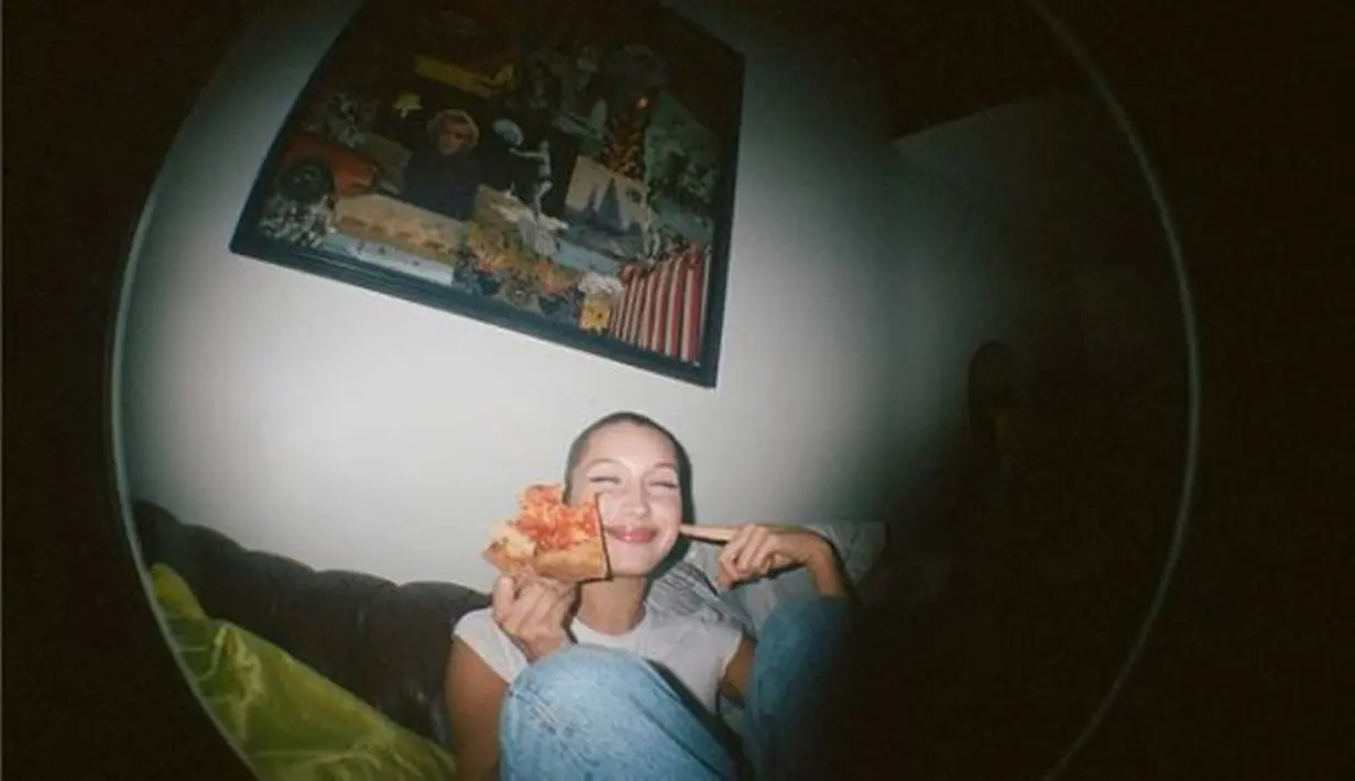 Seperti kamu dan cewek kebanyakan lain, Bella Hadid juga senang saat makan pizza loh! (instagram/bellahadid)